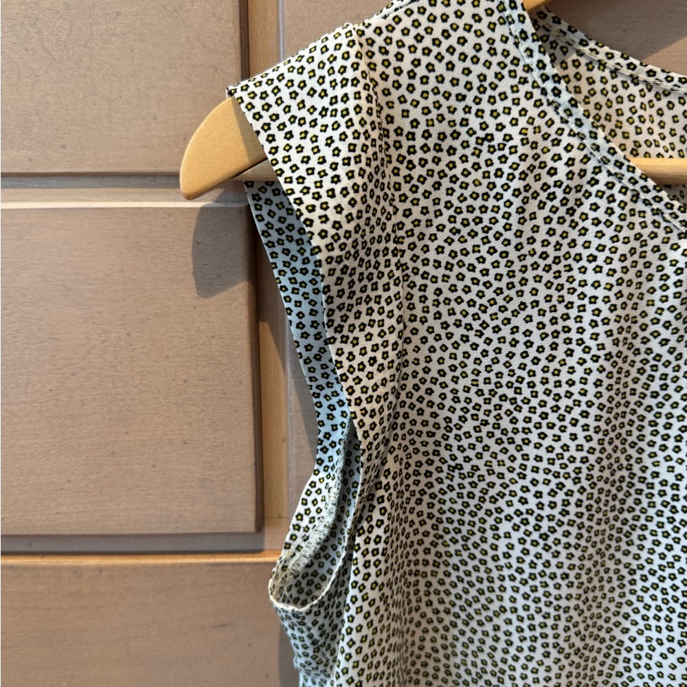 LOFT | Ann Taylor Gray Daisy Pleated Sleeveless Top Size XS - Picture 3 of 7